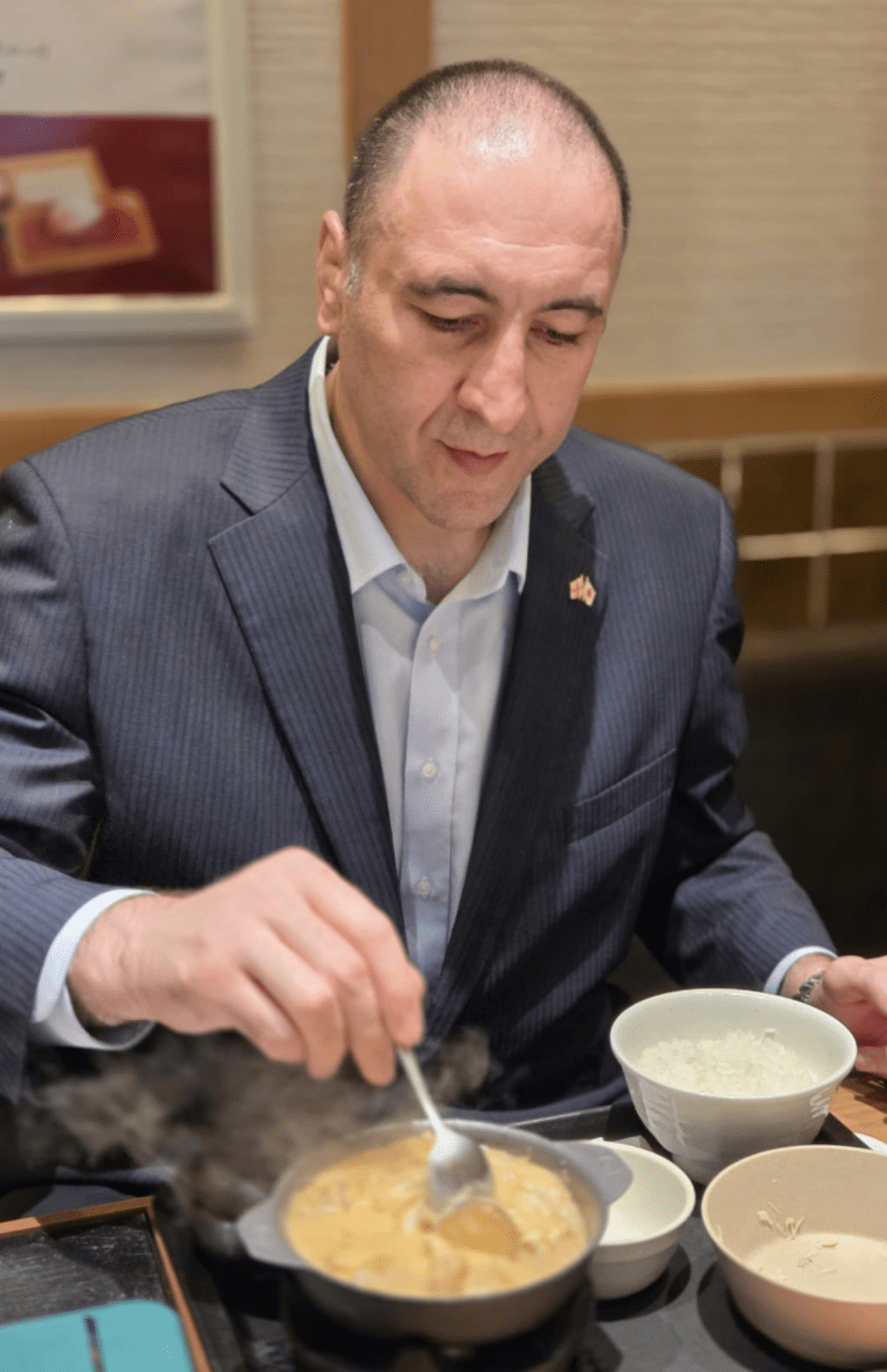 松屋のシュクメルリを堪能する栃ノ心（公式Xより）
