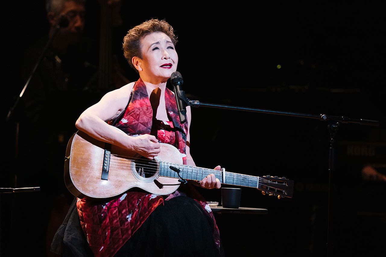 「『知床旅情』という歌を私が初めて聴いたのは1968年３月のある夜。ある男が私のために、自分の気持ちをひとつの歌に託して歌う姿を見て、衝撃を受けました。歌は、人間の心の中に生きていると教えられました。そして、歌手であるということは、それ以上に、心の中に自分の命とともに歌を持っていなくちゃいけない」　撮影／山本倫子