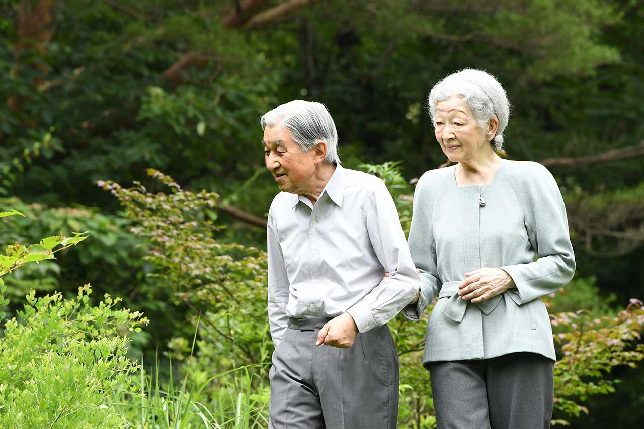 7月25日、那須御用邸の敷地内や休憩所 『嚶鳴（おうめい）亭』周辺で散策を楽しまれた上皇ご夫妻