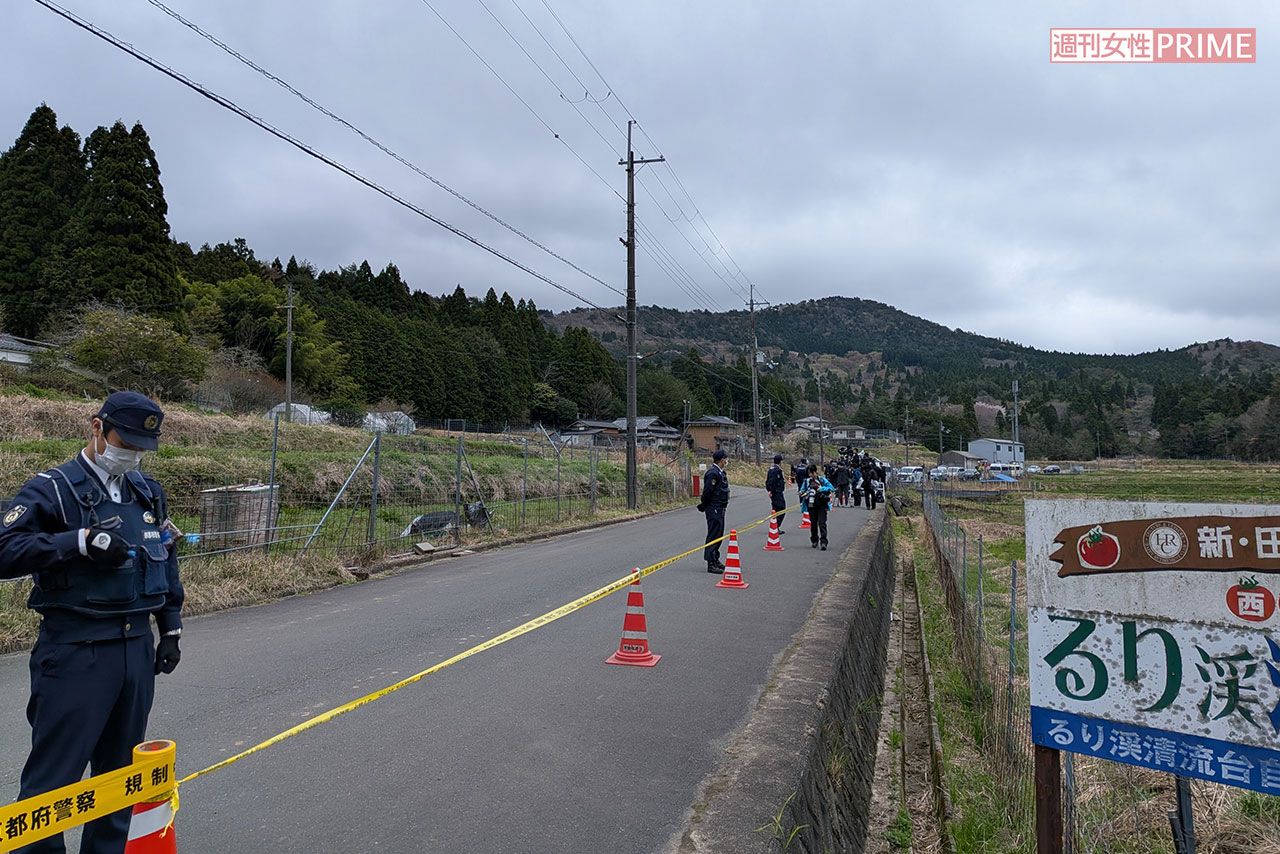 《京都小6男児行方不明事件》遺体が安達結希さんと特定された翌4月15日、家宅捜索に入った安達さんの自宅前に張られた規制線