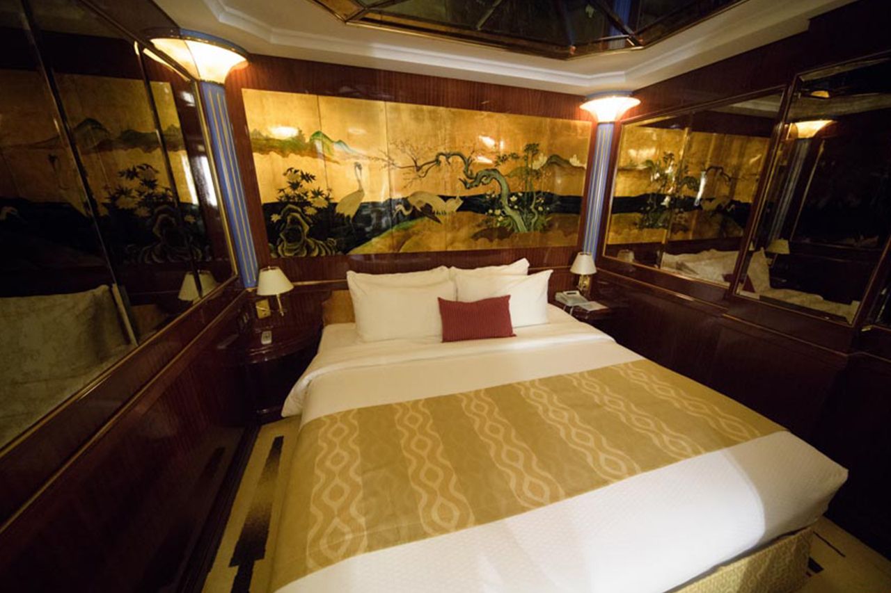 スーパースター ヴァーゴの船内（2）ジュニア・スイートのお部屋。ベッドはキングサイズ　撮影／渡邉智裕