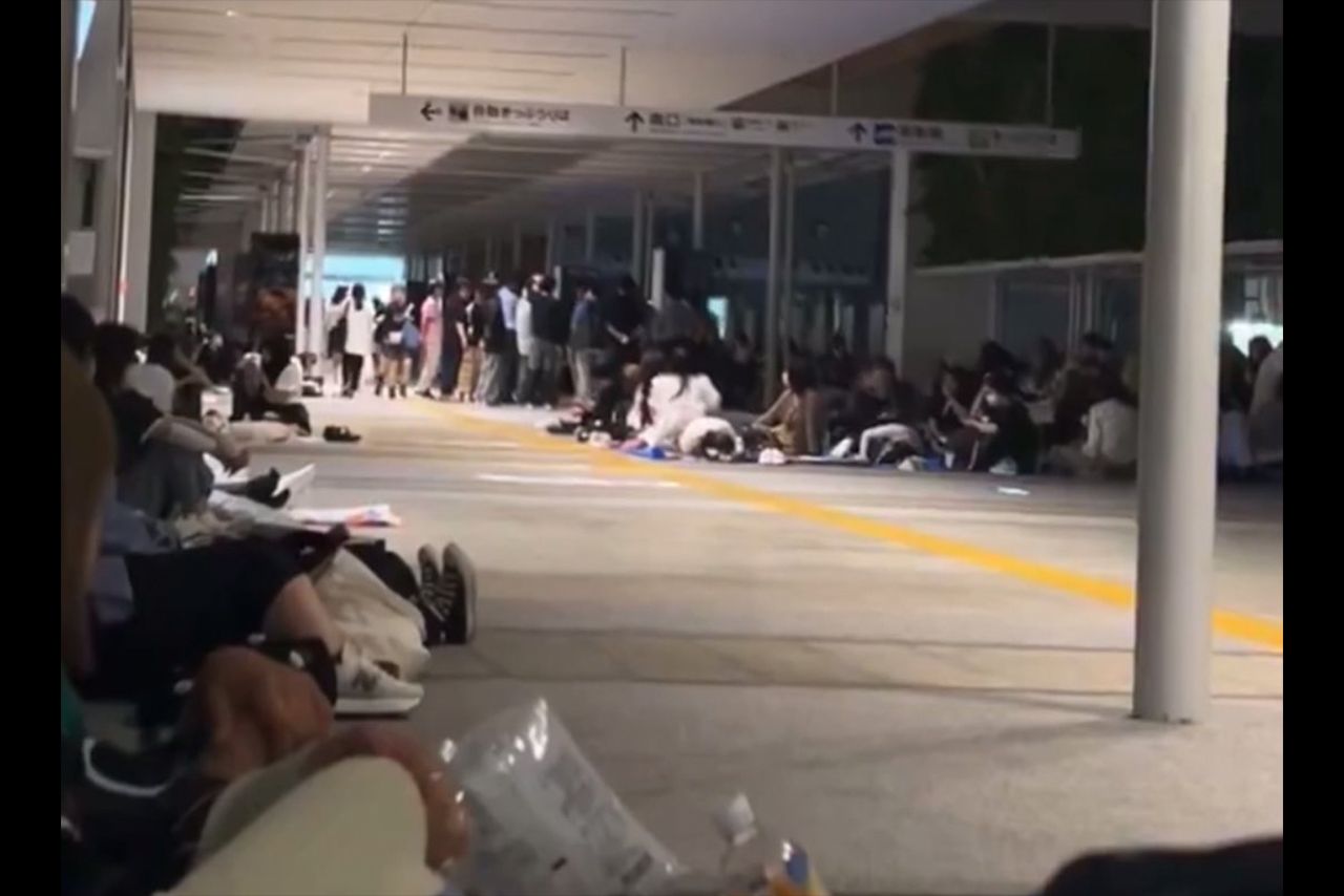 SNSで拡散されている新山口駅での帰宅難民の様子（Xより）