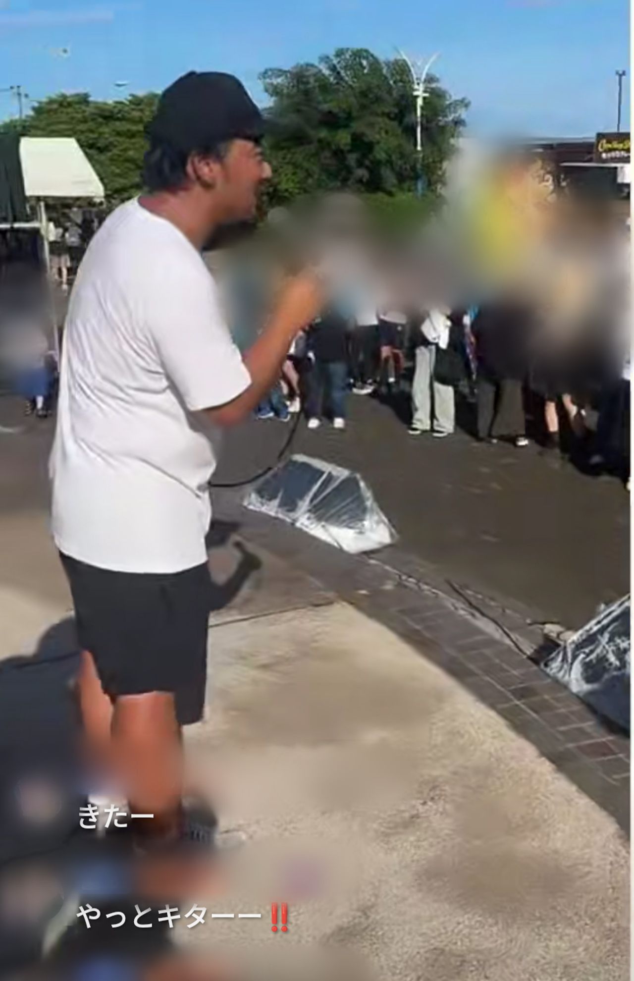 音楽フェス『GOTOSUNSETGROOVE』に飛び入り参加して松山千春の『大空と大地の中で』を熱唱した斉藤慎二（TikTokLIVEより）