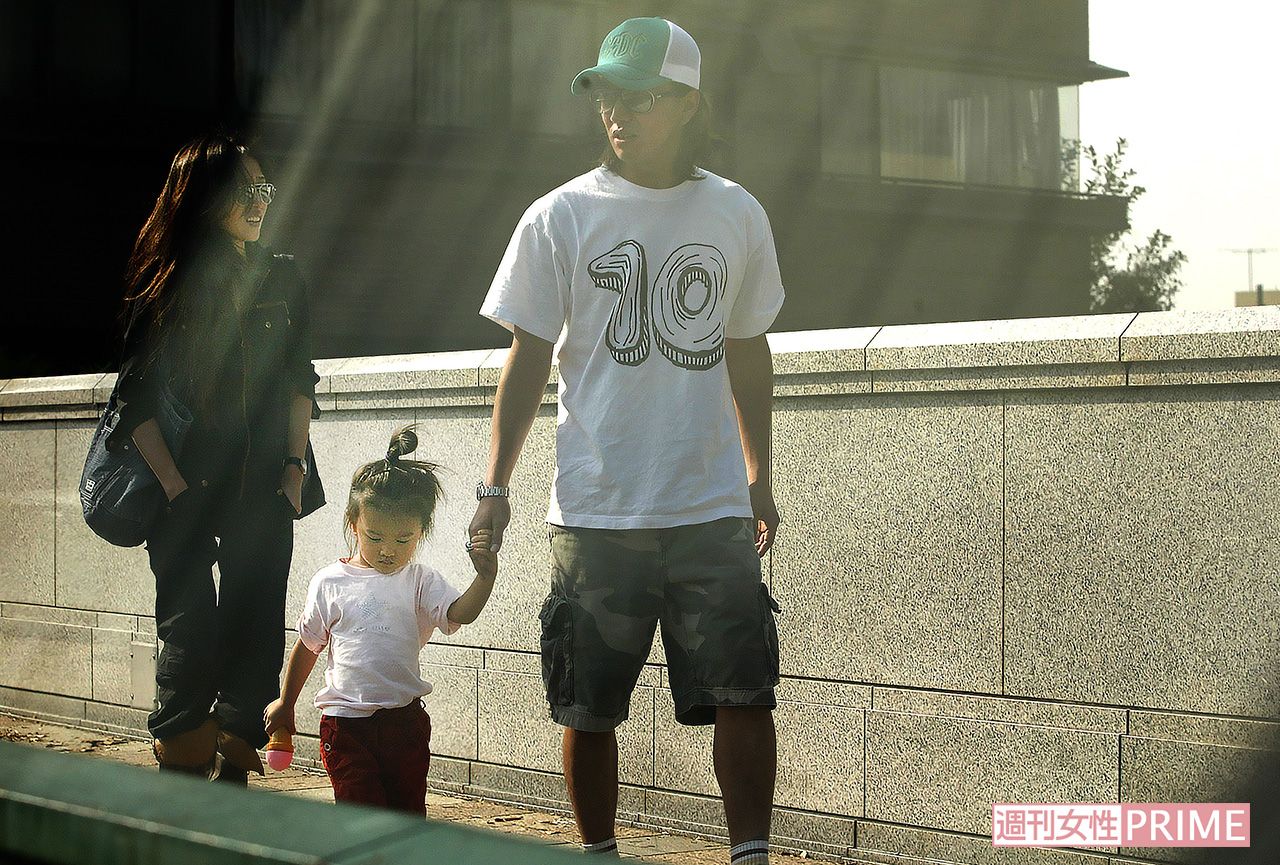 家族で散歩に出かける木村・工藤夫妻