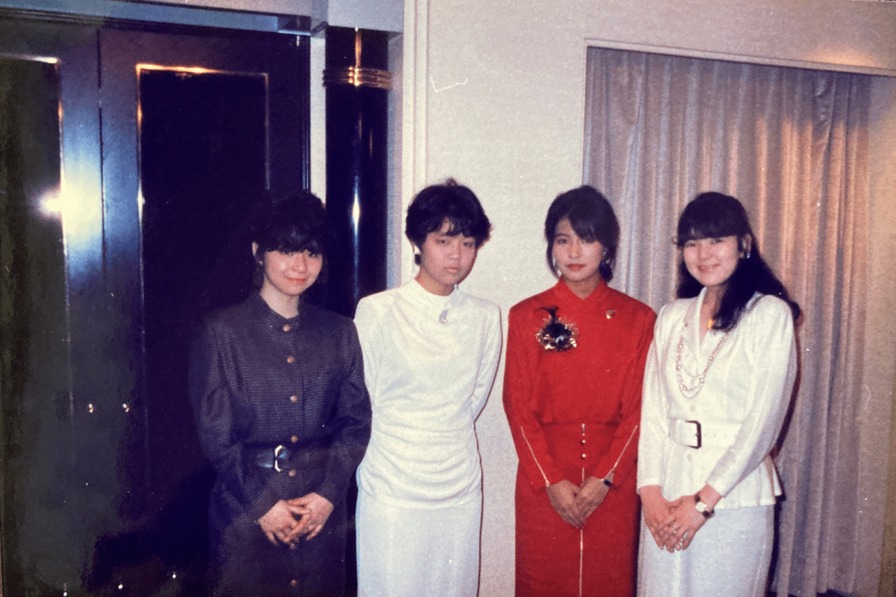 大阪芸大の卒業式の二次会で。右から2番目が浮代さん。この仲間がバンドを組んだ