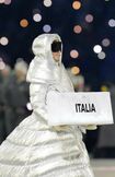ミラノ・コルティナ五輪の開会式、入場行進するイタリア選手団を先導する女性(代表撮影)