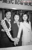 高校を卒業するとともに“トリオ”の活動は終えることになった3人は記者会見を開いた('77年撮影)