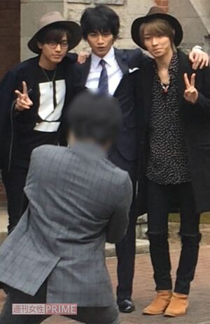 2017年に明治学院大学を卒業した中島健人。大学の後輩の永瀬廉（左）と元「7ORDER」の阿部顕嵐