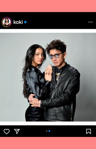 Koki,の細腰を抱くトト。こんなイケメンが父なんて、前世でどれほどの徳を積んだか……（Koki,のインスタグラムより）