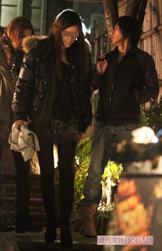 2011年1月、都内でブロンドヘアの白人女性と食事を楽しんだ山下智久