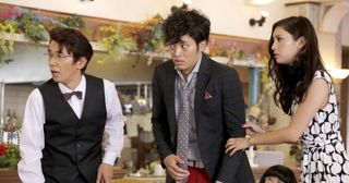  【STORY】イタリアンレストランでの大惨事、ロイヤル夫婦の休日、不器用な誘拐犯、占い老婆の真実、42年ぶりの涙の生還、宇宙人、大学生の行く末……。それぞれのウソが、愛と爆笑と感動を生み出していく。日本映画界を牽引する、総勢27名の豪華俳優が贈る、鮮やかすぎるウソ・エンターテインメント!