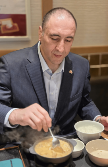 松屋のシュクメルリを堪能する栃ノ心（公式Xより）
