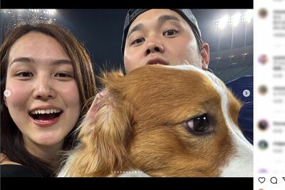 地区優勝後に投稿された大谷翔平と真美子さん、デコピンの家族写真（公式インスタグラムより）