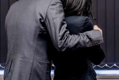 少女を暗闇で“バックハグ”した変態教師の口癖は「パトカーの世話にはなるな」