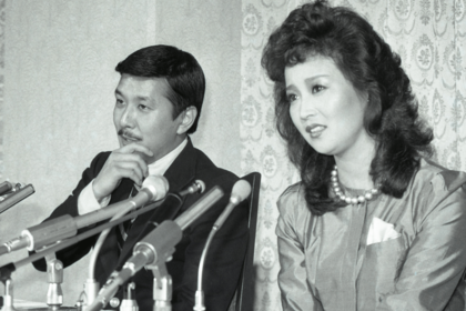 あべ静江、“噂”のギタリストと一緒に開いた交際会見。この後、相手が「4股」かけていたことがわかり、交際を認めてすぐ破局に…