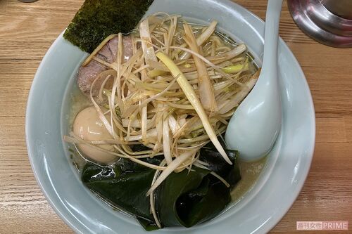 しゃきしゃきのネギがたっぷり乗った『ネギラーメン』はファンも多い