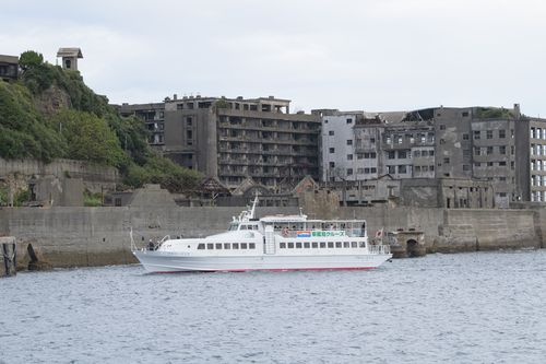 高層住宅群は船の周遊でしか見られないスポット。廃墟の威容が間近で感じられる