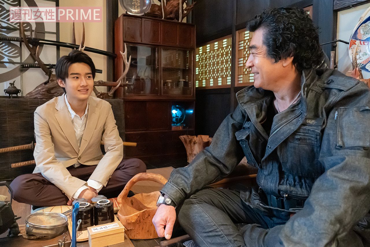 子どもたちは毎日、囲炉裏の前で父と瞑想や祖先の歴史の勉強をする