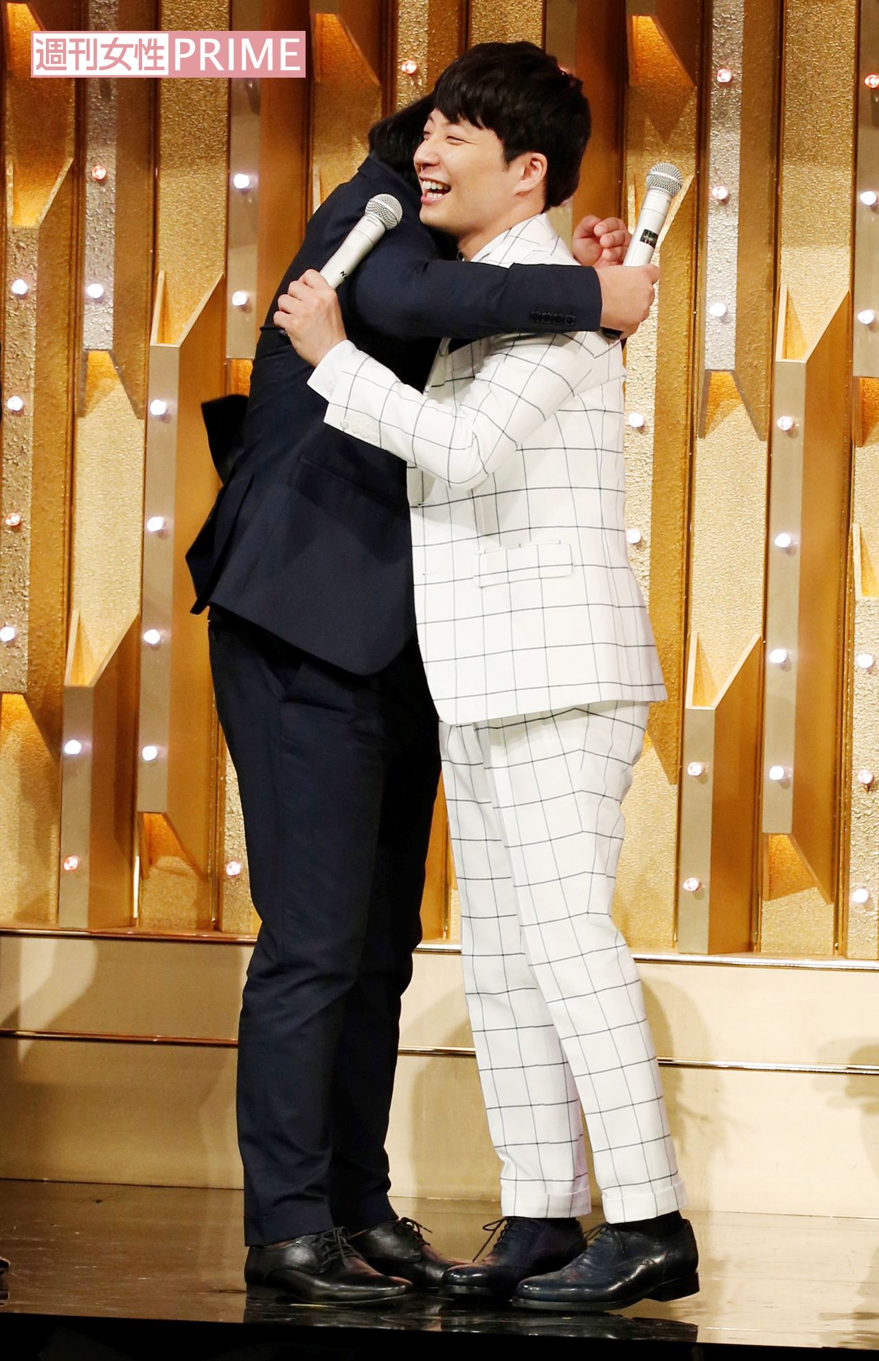 『第66回NHK紅白歌合戦』（’15年）に友人のバナナマンが駆けつけお祝い。特に仲のいい日村とは抱き合ってみせた　撮影／週刊女性写真班