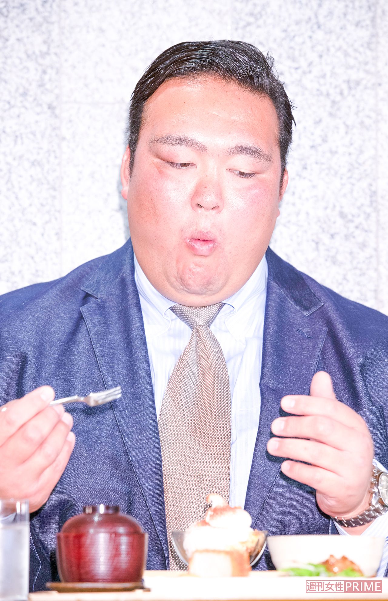 「果物で梨がいちばん好きなんです」とブランド豚肉のほか、糖度の高い梨『幻の恵水』をほおばり、この表情!