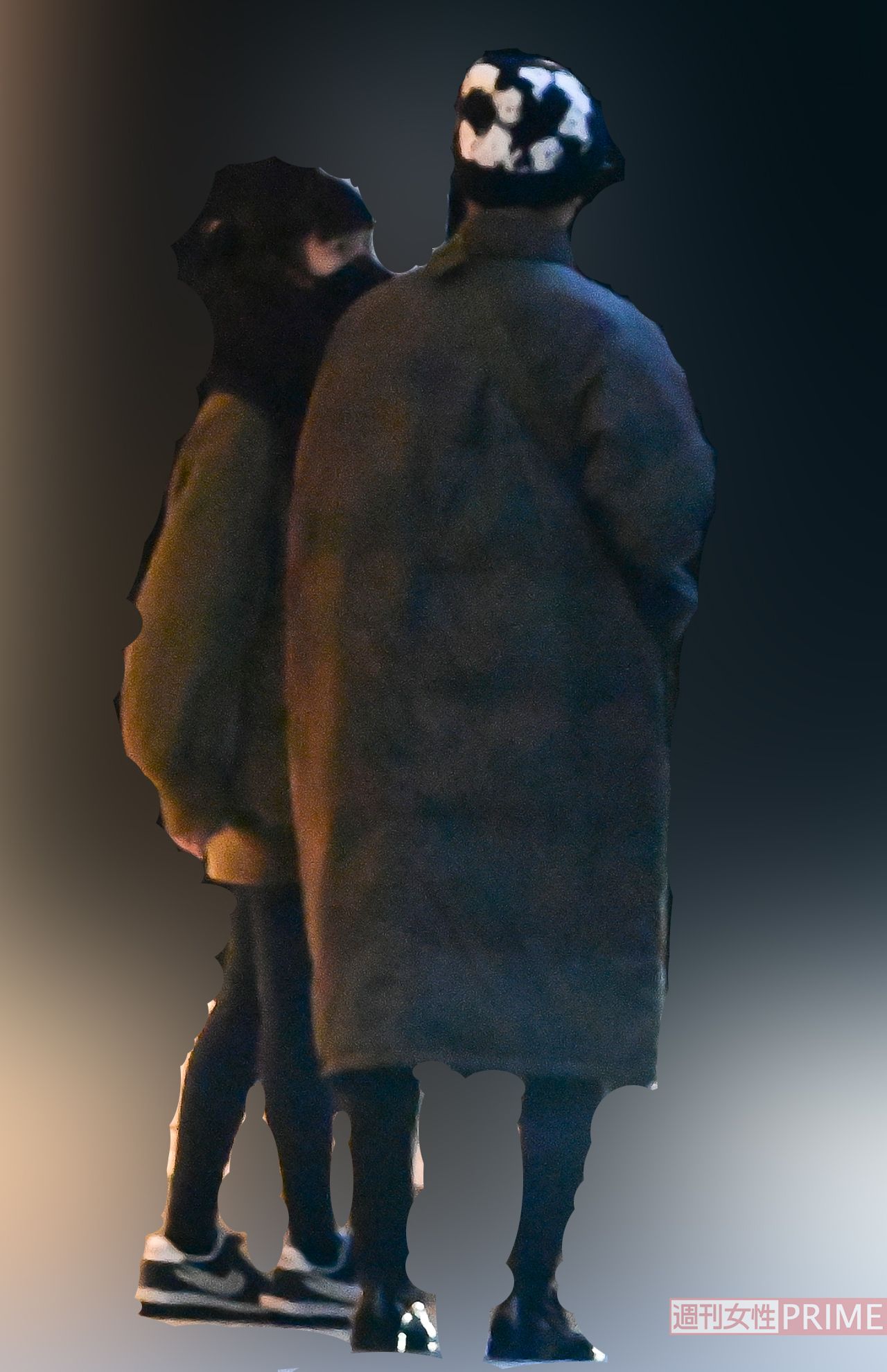 マンションから出てきた川谷絵音と松本愛（2022年）