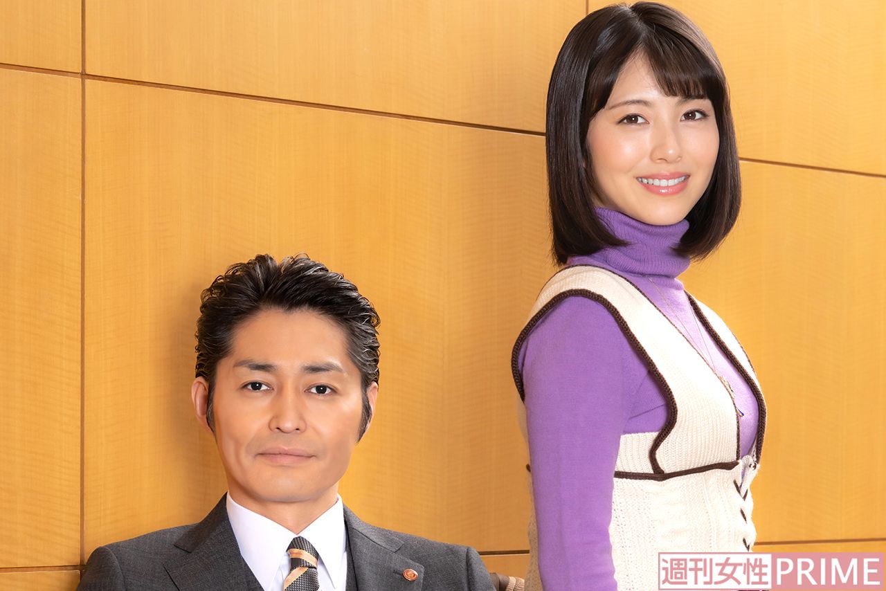 (写真左から)安田顕、浜辺美波　撮影／佐藤靖彦