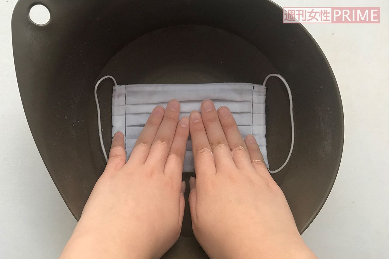 (1)おけに水を用意し、衣料用洗剤を規定量どおり入れ溶かしたら、洗剤液の中にマスクを10分浸す。その後、軽く押し洗い。繊維を傷めるので、もみ洗いはしない。