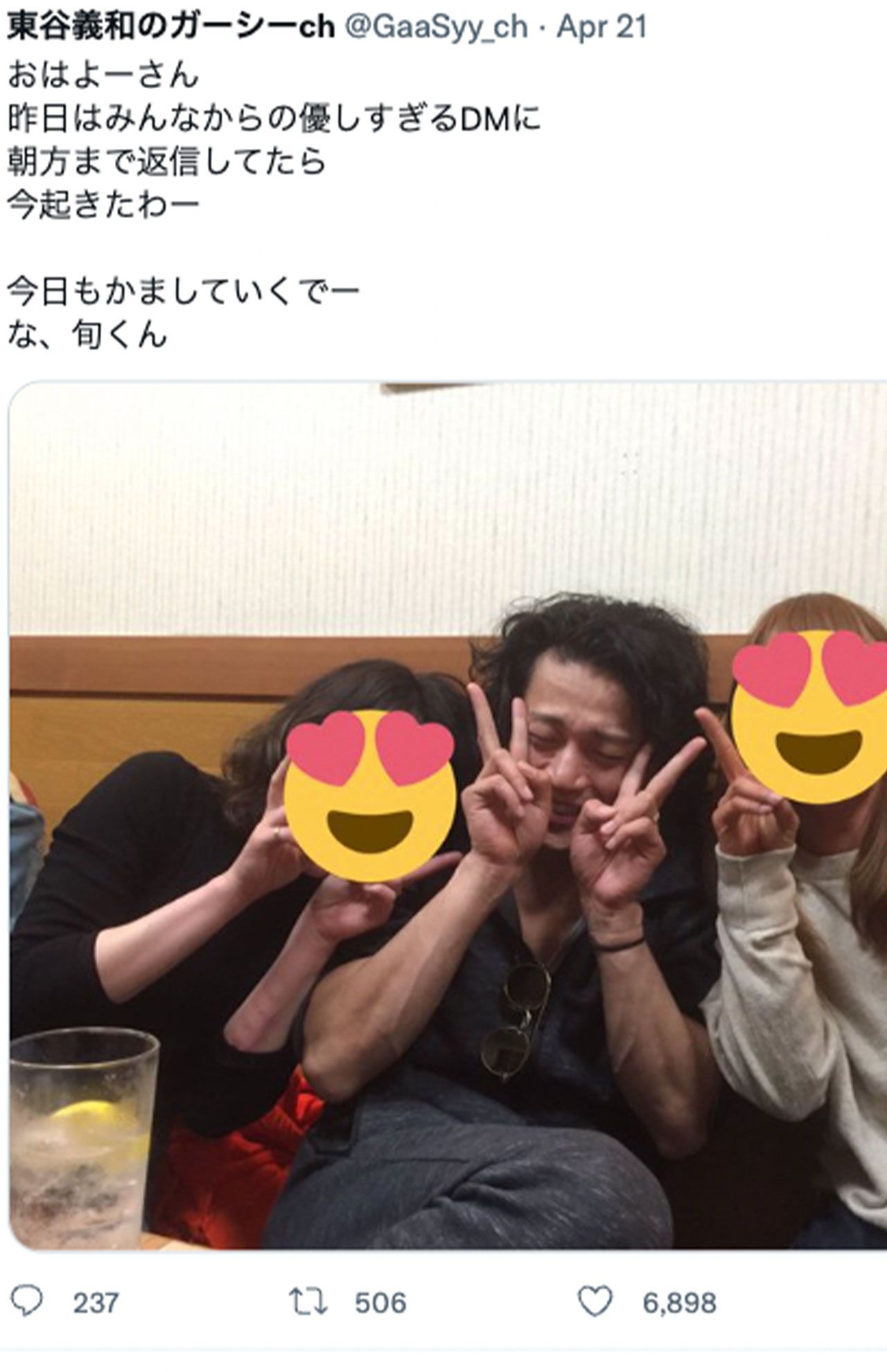 両脇に女性に囲まれてダブルピースをする小栗旬（東谷義和氏のTwitterより）