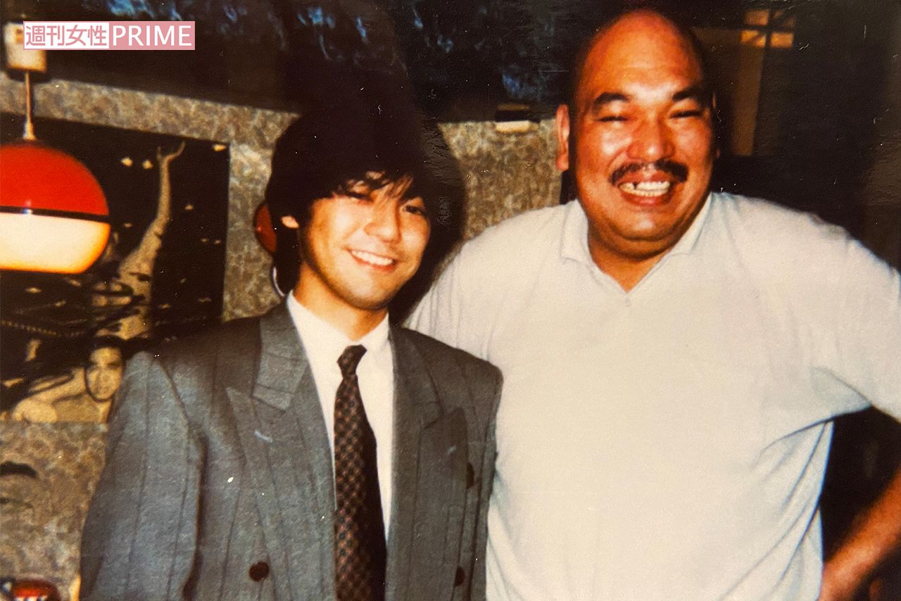 尾崎から誘われて撮った2ショット。キラー・カンの店に来る一般客にも「一緒にどうですか」と明るく気さくに声をかけていたという