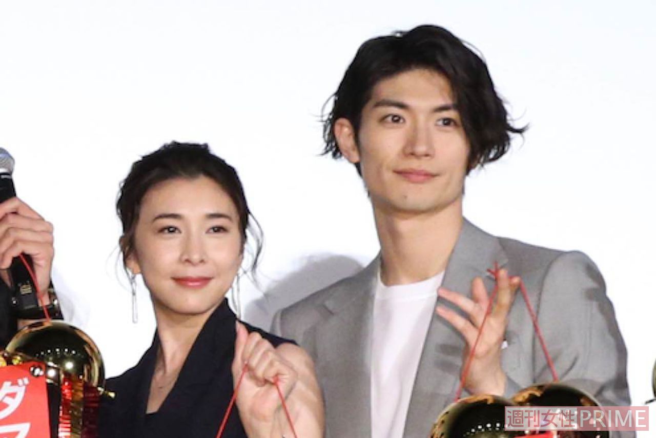 映画『コンフィデンスマンJP』初日舞台挨拶での竹内結子さんと三浦春馬さん（'19年5月）