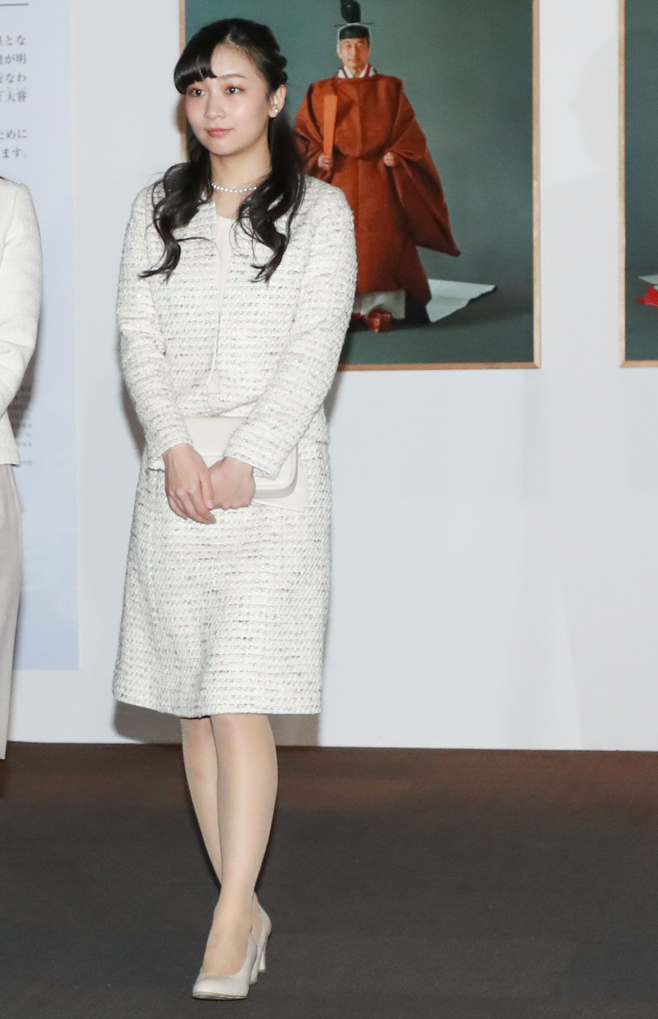 '19年4月、（現上皇さまの）『御即位30年記念特別展』にご両親と小室子さん（当時は子さま）とともに訪れた佳子さま。ラメの入ったオフホワイトのスーツに、パンプスや小物もオフホワイトで合わせた、上品なワントーンコーデ　撮影／JMPA