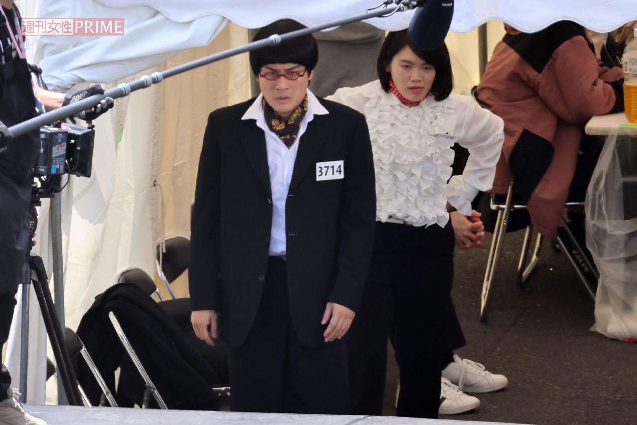 舞台に上がる直前の『南海キャンディーズ』役の森本慎太郎と富田望生