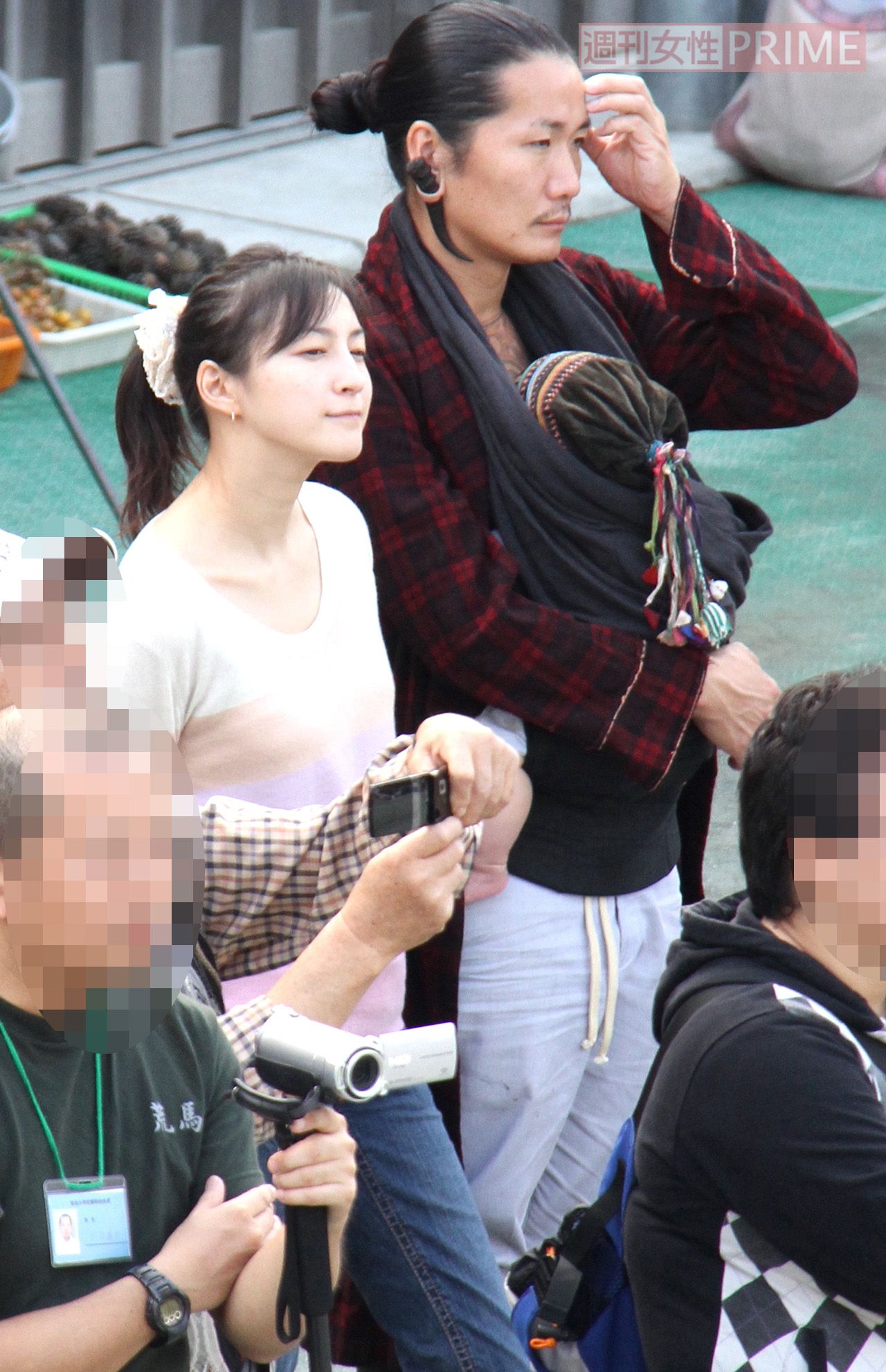 広末涼子と次男を抱いた夫のキャンドル・ジュン氏（2011年）