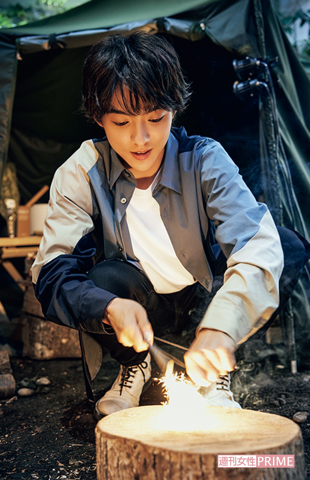 ファイヤースターターで火おこし　撮影／廣瀬靖士