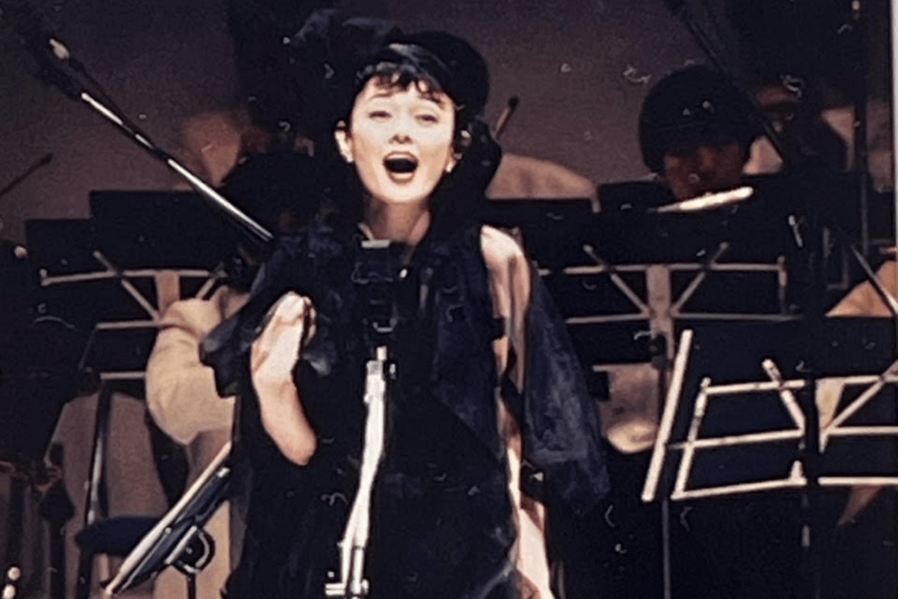 37歳か38歳のとき。作曲家の三枝成彰さん主催のチャリティーコンサートで、オーケストラをバックに