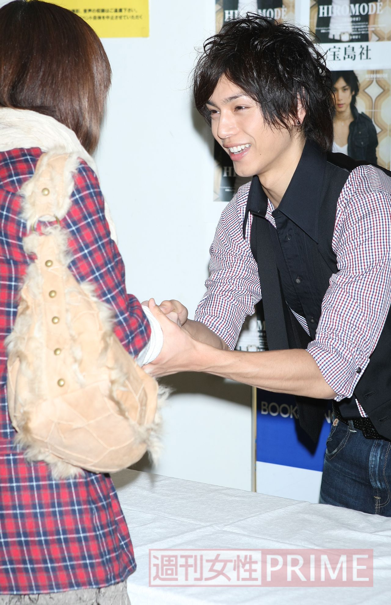 ’08年12月、写真集発売記念イベントでファンと交流する水嶋ヒロ