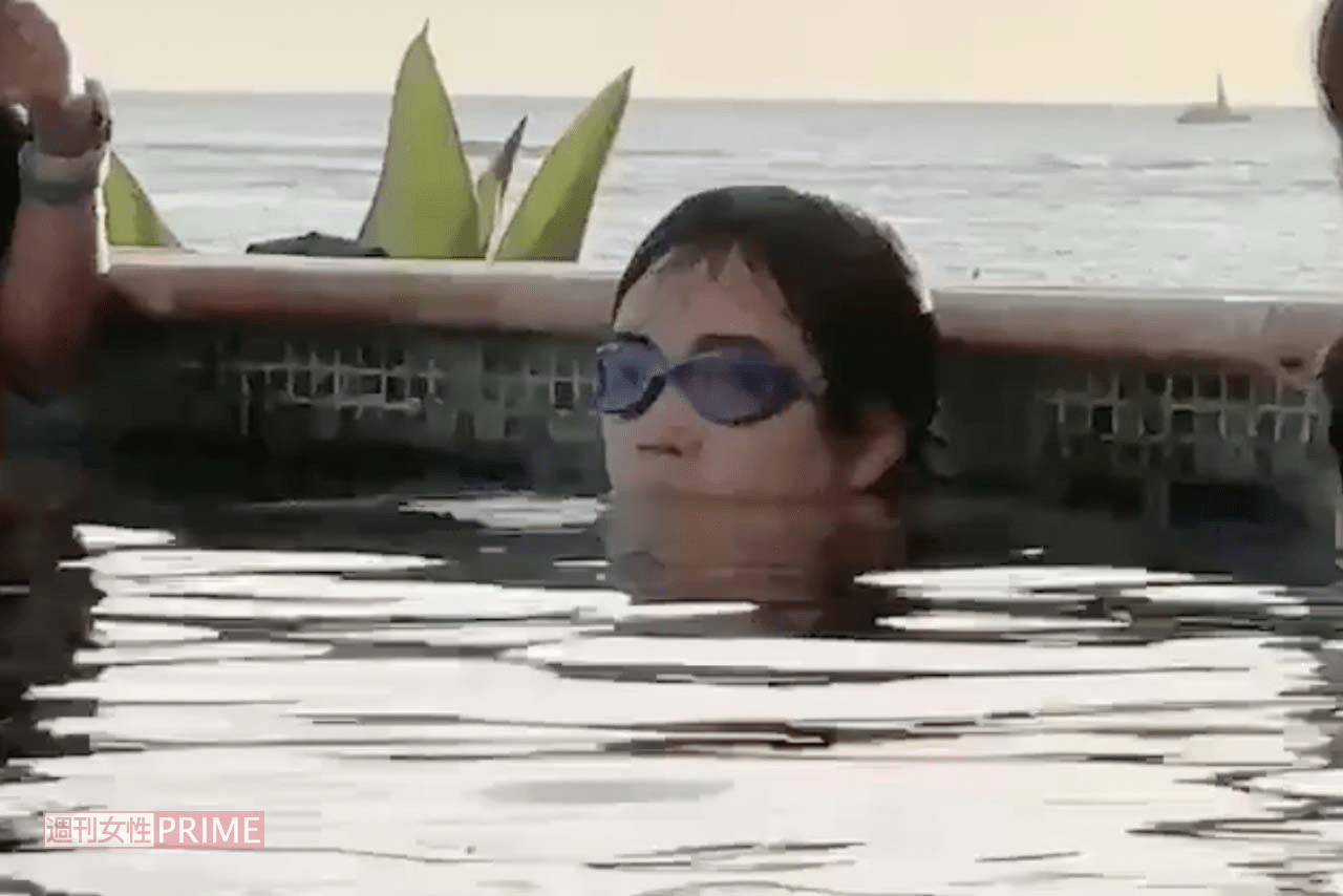 水中ゴーグルを付けて不審な行動を取るゆうま