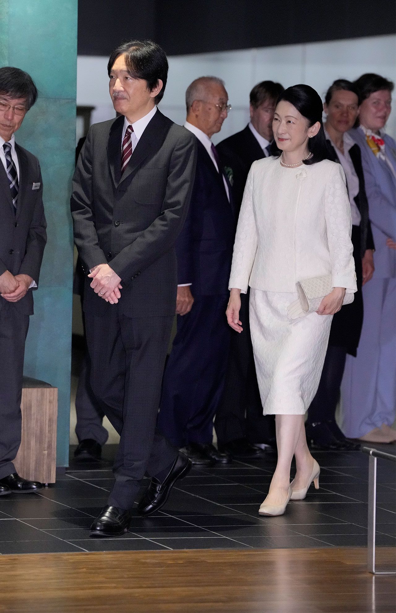 5月21日、秋篠宮ご夫妻で訪問されたベルギー展には白のセットアップで