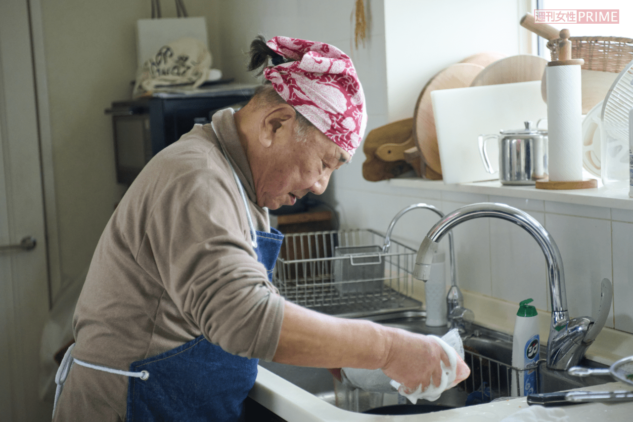 1日数十品の料理撮影をこなす現場では洗い物が次々と運ばれてくる