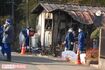 全焼した住宅を調べる千葉県警。周囲の住宅への延焼はなかった