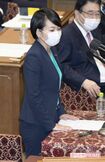 国会で発言中の鈴木貴子外務副大臣