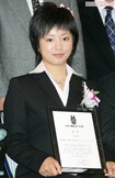 2007年12月、茨城ゴールデンゴールズを代表して表彰を受ける片岡安祐美(当時21歳)