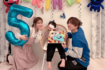 辻希美&杉浦太陽家の末っ子・幸空(こあ)くん5歳の誕生日にて(公式インスタグラムより)
