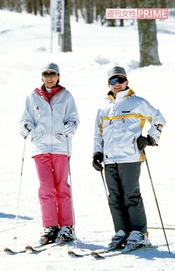 コロナ禍になるまで恒例だった“スキーご静養”。長野県の奥志賀高原スキー場で、愛子さまが大きくなられてからは、ご家族でスキーを楽しまれている（写真は'01年2月）