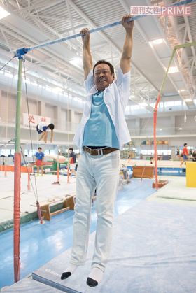 取材のその場でひょいっと鉄棒にぶら下がってくれた森末。この気さくさが多くの人を引きつける魅力か　撮影／渡邉智弘