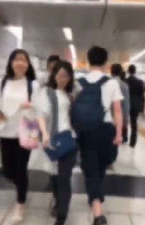 ツイッターに投稿された“ぶつかる男”の動画より。かなり悪質だ