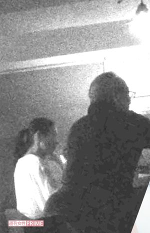 2016年9月中旬、バーカウンターで50歳男性(右)の隣に座る小泉。豊原とお忍びで来店していた