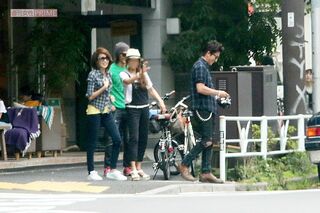 2015年6月、都内のカフェで食事をした木村拓哉夫妻と稲葉浩志夫妻