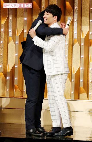 『第66回NHK紅白歌合戦』（’15年）に友人のバナナマンが駆けつけお祝い。特に仲のいい日村とは抱き合ってみせた　撮影／週刊女性写真班