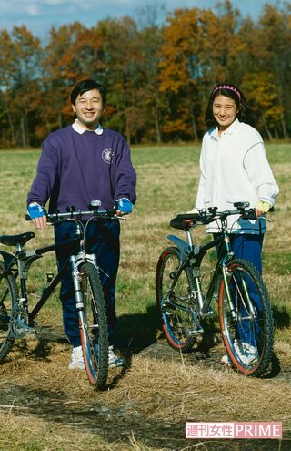 '97年、栃木県にある『御料牧場』に滞在された際にサイクリングを楽しまれる天皇陛下と雅子さま